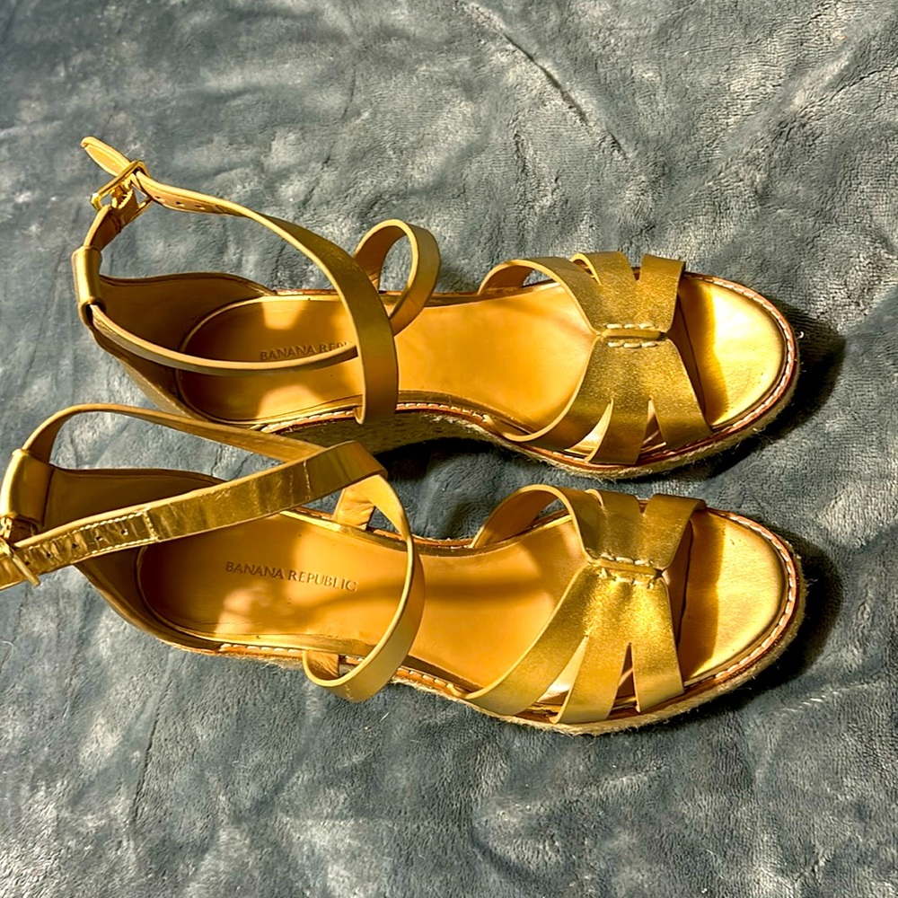 Gold Banana Republic platform sandals, 7.5 excellent!